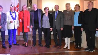 Die Geehrten (von links): Gustav Endres, Max Breinbauer, Hermann Müller, Michael Noe, Bürgermeisterin Anette Schmidt, Rudi Knaus, Margarete Beckstein, Gerd Schneiderbanger, Irmgard Michel, Mechthild Geiger und Volker Weidhaas. Sie erhielten die erstmals verliehene Turmnadel für langjähriges ehrenamtliches Engagement in Tauberbischofsheim.