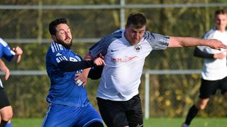Sergej Grigorjan (im blauen Trikot) gibt alles für die neue SpG Heidersbach/Bödigheim (hier gegen seinen ehemaligen Trainer Martin Bujak). Die Spielgemeinschaft holte spät noch einen Punkt gegen die Spvgg. Hainstadt.