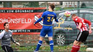 Timo Dürr köpft das Tor zum zwischenzeitlichen 1:1 zwischen dem FC Grünsfeld (in Rot-Weiß) und dem VfR Uissigheim).