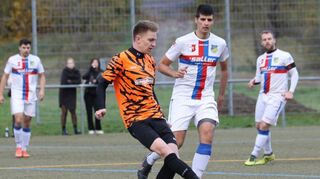 Der SC Amrichshausen (orange-farbenes Trikot) gewann 3:0 gegen die SGM Weikersheim/Laudenbach und verteidigte seine Tabellenführung.
