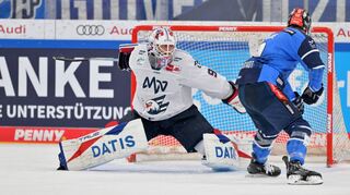 Adler-Torhüter Felix Brückmann pariert Andrew Rowes Penaltyversuch spektakulär und leitet damit den Mannheimer Sieg in Ingolstadt ein.