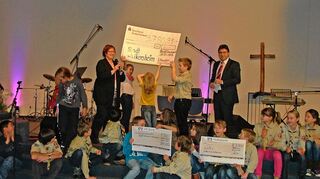 <p>Mit einem so stolzen Scheck zugunsten des Stadtpark-Spielplatzes hatte Weikersheims Bürgermeister Klaus Kornberger schwerlich gerechnet: Elke Brandtner hat jede Menge Engagement mobilisiert, um den Weikersheimer Kindern eine Freude zu machen. Das Ergebnis der Aktion kann sich sehen lassen: Fast 3800 Euro kamen zusammen.</p>