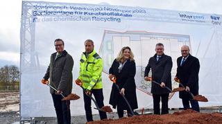 Spatenstich in Walldürn für die größte Sortieranlage für Verpackungsmüll in Europa: Das Bild zeigt von links Minister Peter Hauk, Dr. Axel Schweitzer von Interzero, Daniela Vlad, Vorstandsmitglied bei OMV, Landrat Dr. Achim Brötel und Bürgermeister Meikel Dörr.