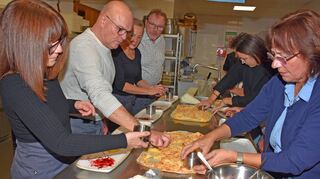 Die Berliner Luft ist fertig und wird für den Nachtisch ausgestochen. Sie dient als Boden und Deckel, dazwischen kommt die Gewürzzwetschgen-Sahne-Füllung. Und Kunst auf dem Teller gibt’s auch.