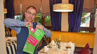 Dehoga-Kreisvorsitzender Frank Bundschu ist sauer, so wie viele seiner Gastro-Kollegen bundesweit auch. Die sieben Prozent Mehrwertsteuer auf Speisen – die laut Dehoga-Forderung auf dem Plakat „bleiben müssen“ – bleiben nicht. Die Steuer steigt zum Jahreswechsel wieder auf 19 Prozent.