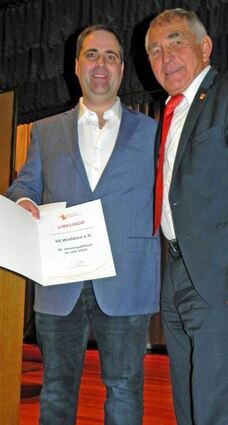 Heinz Janalik (rechts) überreichte die Jubiläumsurkunde an Steffen Schwab.