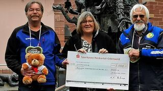 Der MSC Rosenberg hat eine Spende an den ambulanten Kinderhospizdienst übergeben. Das Bild zeigt von links Wolfgang Hess, Felizitas Zürn und Armin Barnbeck.