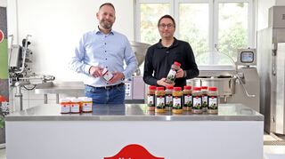 Michael Mohr (links) und Marcus Effler führen das Familienunternehmen Nubassa. In der Wurstküche werden Produkte im Beisein von Kunden getestet.