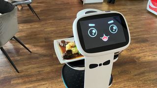 Immer freundlich und flink: Der Serviceroboter „Peanut“ rollt durch den Gastraum des Flugplatzrestaurants in Gelnhausen.