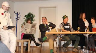 Zeugenbefragung durch „M&M“ - Merkel (Michaela Dietz, Dritte von rechts) und Marple (Sonja Hein, rechts): Wirklich zielführende Hinweise zum Verbleib des verschwundenen Bürgermeisters können (von links) weder der KI-Roboter (Oliver Gutöhrlein) noch die Neubürgerin Natascha (Jessica Köhn), der Bürgermeistersekretär Schäfer-Dünkel (Lukas Schäfer), Hannes (Martin Reindel, Mitte) noch Amtsbotin Hermes (Isolde Neef) liefern.