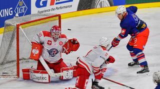 Mannheims David Wolf lauert vor dem Tor. Matthias Plachta hatte abgezogen, doch der Anschlusstreffer zum 1:2 gegen Rapperswil kam viel zu spät.