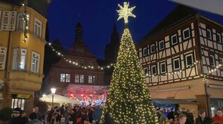 Sehr viel los war im letzten Jahr auf dem Buchener Weihnachtsmarkt. Die Besucher genossen den Lichterglanz und das Angebot in der Innenstadt.