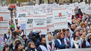 Tausende Apotheker und Pharmazeutisch-Technische Angestellte machten beim großen Protesttag am Mittwoch in Stuttgart ihrem Ärger Luft, darunter auch viele aus den Kreisen Main-Tauber und Neckar-Odenwald.