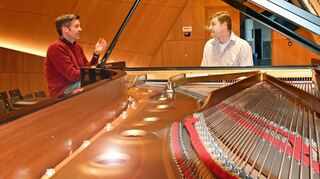 Bei einem Top-Konzert muss jeder Ton stimmen: Philharmonie-Intendant Johannes Mnich (links) im Gespräch mit dem eigens angereisten Klavierstimmer – am Steinway der Spitzenklasse.