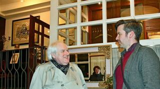„Chauffeur“ Mnich kommt zum Abholen: Es ist sogar ein kurzes Lächeln drin – doch dann muss Sokolov schnellstmöglich in den Konzertsaal, um sich warmzuspielen.