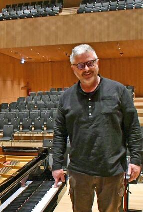 Dieses Foto sollte es gar nicht geben: FN-Redakteur Michael Weber-Schwarz drückt eine Taste an Sokolovs Flügel. Nach der Probe darf das Instrument eigentlich von niemandem mehr berührt werden.