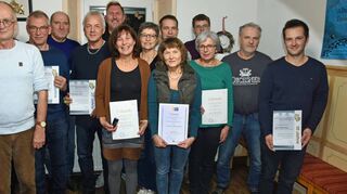 Bei der Hauptversammlung des Theatervereins Reinsbronner Bühnenzinnober wurden langjährige Mitglieder geehrt. Mit im Bild Bürgermeister Uwe Hehn (links) und Ortsvorsteher Claus Gröger (Sechster von links).