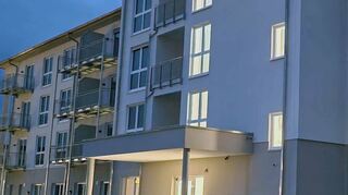 Das Projekt Seniorenwohnanlage in Königshofen scheint mittlerweile geplatzt wie eine Seifenblase. Nachdem Mieter Advita Pflegedienst GmbH wohl abgesprungen ist, steht der 17-Millionen-Euro-Neubau in Königshofen (vorerst) leer.