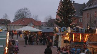 Der Hardheimer Schlossplatz erstrahlt am kommenden Wochenende wieder im Lichterglanz. Vom 1. bis 3. Dezember findet der Weihnachtsmarkt mit einem bunten Programm für Jung und Alt statt.