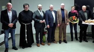 Bei der symbolischen Schlüsselübergabe des Erweiterungsbaus des Geriatriezentrums St. Josef in Walldürn durch Architekt Thomas Link entstand dieses Bild, das neben dem Verwaltungsleiter des Krankenhausverbands Hardheim-Walldürn, Lothar Beger, und Bürgermeister Meikel Dörr zahlreiche am Bau Beteiligte zeigt – ebenso wie die beiden Pfarrer, die die Segnung vornahmen, sowie weitere Ehrengäste.