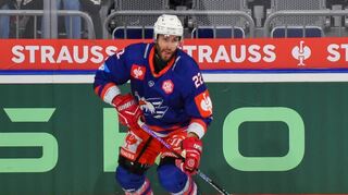 Anführer: Lediglich Adler-Stürmer Matthias Plachta strahlt bei den Blau-Weiß-Roten momentan Torgefahr aus.