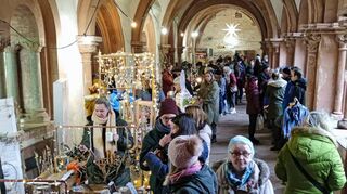 Adventsstimmung im Kreuzgang des Bronnbacher Klosters: Der Weihnachtsmarkt findet traditionell am zweiten Adventswochenende statt.