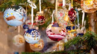 Bunte Weihnachtsbaum-Dekoration. Eine schöne Tradition, auf die sich viele Menschen jedes Jahr freuen.
