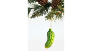 Kurios. Eine Gurke am Weihnachtsbaum.