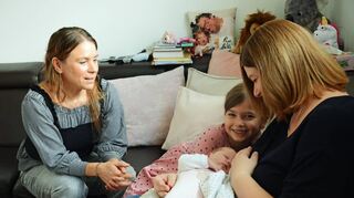 Glückliche Mama und stolze Schwester: Silke Schmid beim Wochenbettbesuch in Werbach.
