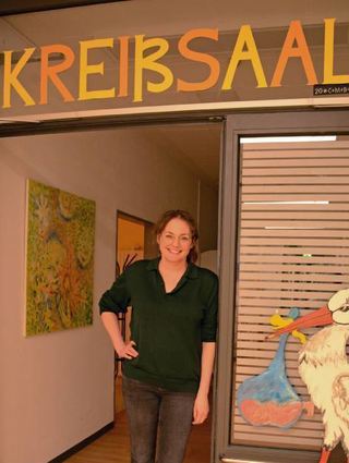 Redakteurin Katharina Buchholz am Eingang des Buchener Kreißsaals.