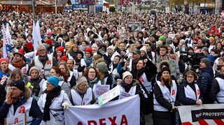Mehr als 5000 Apotheker und Pharmazeutisch-Technische Angestellte aus Bayern und Baden-Württemberg gingen mit der Gesundheitspolitik der Ampel, allen jener von Minister Karl Lauterbach, hart ins Gericht und zeigten ihm die rote Karte.
