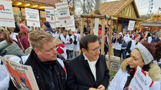 Landtagsvizepräsident Dr. Wolfgang Reinhart (Mitte), hier im Gespräch mit den Apothekern Jens Reuter (Walldürn) und Sylvia Begemann (Igersheim), solidarisierte sich in Stuttgart mit den Forderungen der Standesvertreter.
