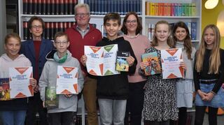 Die Sieger des Vorlesewettbewerbs (von links): Sophia Kuhn, Petra Siegrist, Justus Köhler, Johannes Benz, Schulsieger Erik Schmid, Ruth Jung, Phillis Meichelböck sowie die Vorjahresfinalistinnen Lena Busch und Lina Link.
