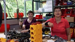 In der Laudaer Caritas-Werkstatt produzieren Menschen mit Beeinträchtigung Schalter für das Windischbücher Unternehmen Systemair.