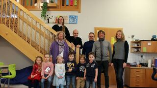 Bei der Besichtigung der frisch sanierten Kindertagesstätte St. Josef Distelhausen (von links auf der Treppe): Bianka Bordon, Dekan Thomas Holler, Andreas Gungl, Thomas Schreiner, Kita-Leiterin Yvonne Barthel sowie Bürgermeisterin Anette Schmidt und Kinder (vorne im Bild).