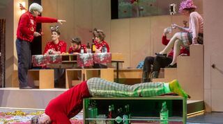 Die Badische Landesbühne gastiert am Montag, 27. November, mit der Farce „Schöne Bescherungen“ in der Tauberbischofsheimer Stadthalle.