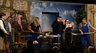 Viel zu lachen gab es bei der Theatergruppe Schönfeld, die mit dem Stück „Bauernschläue“ das Publikum im Dorfgemeinschaftshaus begeisterte.