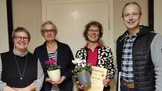 Zum Ehrenmitglied des Eiersheimer Kirchenchors ernannt wurde Brunhilde Göbel (Zweite von rechts). Geehrt wurde ebenso Kassenführerin Wilma Faulhaber (Zweite von links). Es gratulierten Annette Krug und Chorleiter Achim Klein, der auch die Dankesworte des verhinderten Präses Pater Joachim überbrachte.