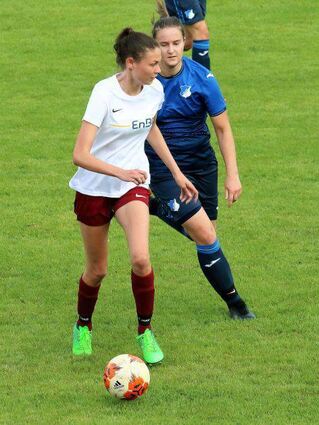 Szene aus einem Spiel gegen Hoffenheim III mit Julia Schwarz.