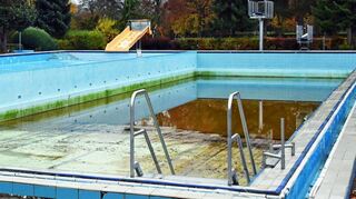 Trauriges Bild zu trauriger Situation: Blick auf das leergelaufene Frankenbad in Tauberbischofsheim. 2024 wird es hier keine Badesaison geben.