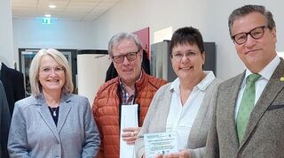 Alfred Beetz als Vorsitzender der Leader-Aktionsgruppe Regionalentwicklung Badisch-Franken überreichte im Beisein von Bürgermeister Stefan Grimm (links) und Minister Peter Hauk (rechts) die Leader-Plakette an Bibliotheksleiterin Beate König und Brigitte Scheuermann.