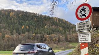 Dort, wo die Kreisstraße endet, fängt Bayern an. Ohne Berechtigung darf man den Weg nicht passieren. Die Einwohner von Schneeberg und Zittenfelden waren gegen den lückenlosen Ausbau über die Landesgrenze hinweg. Denn sie befürchteten ein starkes Verkehrsaufkommen im Morretal.