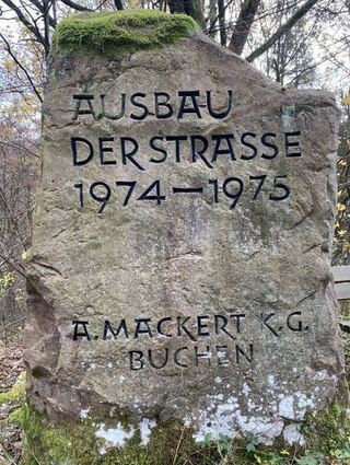 Dieser Findling erinnert an die Fertigstellung des Ausbaus von 1975.