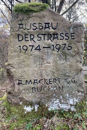 Dieser Findling erinnert an die Fertigstellung des Ausbaus von 1975.