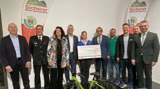 Roland Burger, der Vorsitzende der Verkehrswacht Neckar-Odenwald (Fünfter von rechts), nahm die Spende des Vereins „Sicherer Neckar-Odenwald-Kreis“ vom Vorsitzenden Dr. Achim Brötel (rechts) entgegen.