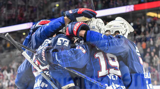 Jubel zum 3:1 nach dem Treffer von Mannheims Tom Kühnhackl (Nr. 34)