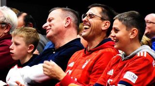 Dem bunt gemischten Publikum mit zahlreichen Bayernfans gefiel die humorvolle Art des Weltmeisters von 1990.