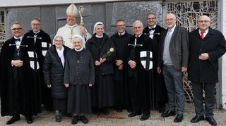 Freude, Dank und Wertschätzung für die Lebensleistung der Deutschordensschwestern am Caritas-Krankenhaus Bad Mergentheim: Sr. Maria-Regina Zohner und Sr. Maria-Luise Hitschfel (vorne), vor dem Hochmeister des Deutschen Ordens Generalabt Frank Bayard, daneben Provinzoberin Sr. Maria-Franziska Meier, Bruder Alfons Maria Michels, Thomas Wigant (Zweiter von rechts) und Oberbürgermeister Udo Glatthaar, umrahmt von den Familiaren des Deutschen Ordens.