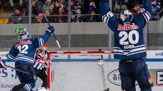 Ben Smith (li.) und Andreas Eder (re.) freuen sich über das 3:0. Adler-Torwart Felix Brückmann hat das Nachsehen.