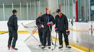 Adler-Chefcoach Johan Ludskog (Mitte) und seinen Assistenten Jeff Hill (links) müssen gehen. Assistent Curt Fraser (rechts) bleibt auf seinem jetzigen Posten.